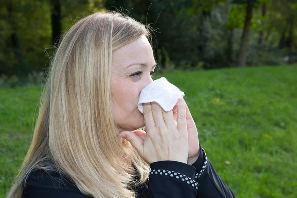 Alergia al polen, primavera o gripe Mujer estornudando en un tejido — Foto de Stock