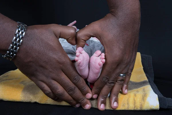 Africké otec hospodářství malý mulat novorozence baby nohy — Stock fotografie