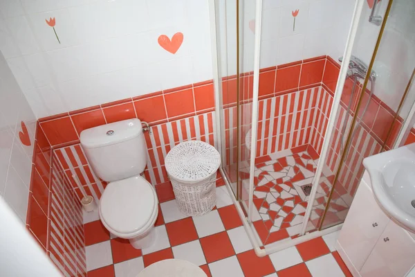 Kırmızı modern banyo iç cam kapı duş — Stok fotoğraf