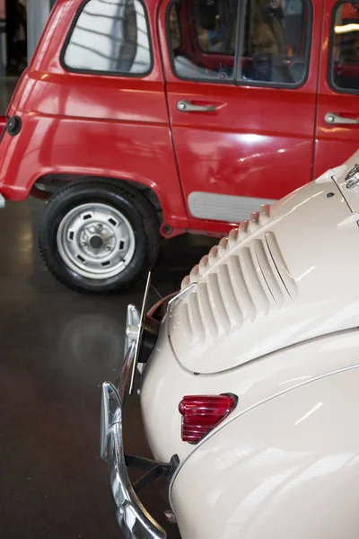 Coches clásicos en una fila, vintage coche rojo y blanco — Foto de Stock