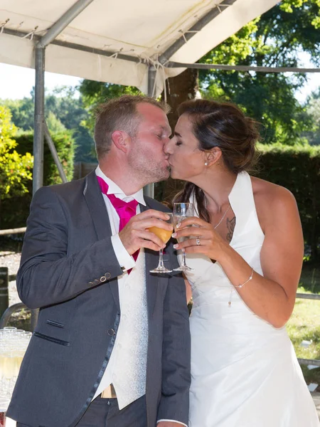 Sposo e sposo fare un brindisi con bicchieri di champagne dopo la cerimonia di nozze — Foto Stock