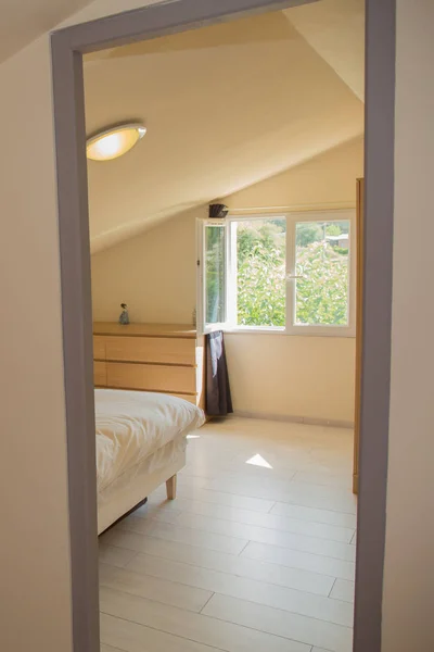 Intérieur de blanc et brun, une chambre confortable — Photo