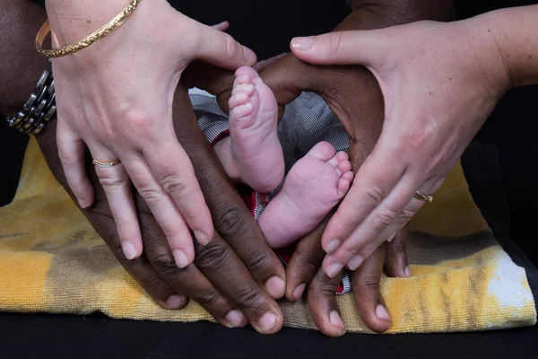 Африканський батько холдингу крихітні-Новонароджені Мулатки baby ніг — стокове фото