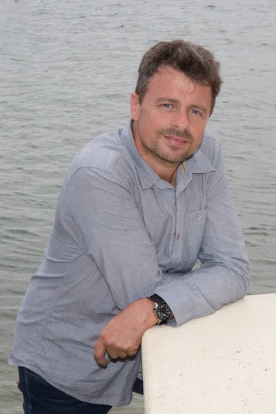 Moyen homme beau homme d'âge souriant pendant les vacances à la plage — Photo