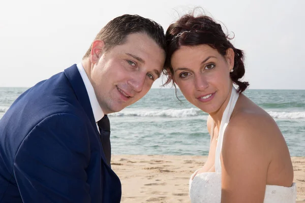 Sposi con la fronte insieme affettuosamente sulla spiaggia . — Foto Stock