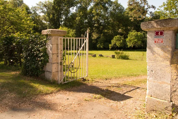 ゲートおよび国の家の私道 — ストック写真