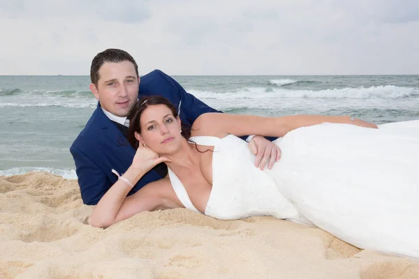 Handsome groom kissing beautiful brunette bride — Stock Photo, Image