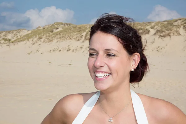 Mulher jovem saudável bonita relaxando na praia — Fotografia de Stock