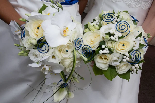 Deux mariées en robe de mariée debout et tenant bouquet — Photo