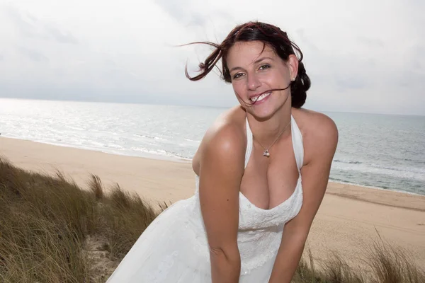 Jeune belle femme mariée en robe de mariée sur la plage — Photo