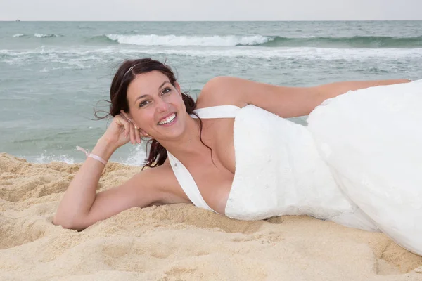 Na pláži je relaxační bruneta krásná nevěsta — Stock fotografie