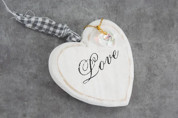 Corazón blanco hacer con madera bajo fondo gris — Foto de Stock