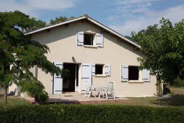 Bahçede mavi pencere ile müstakil ev