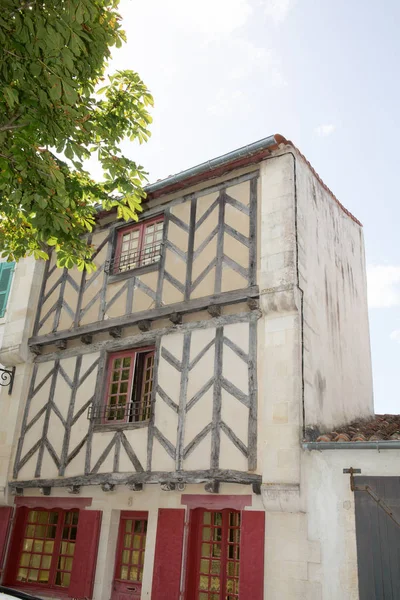 Calle estrecha en el antiguo pueblo de Francia . —  Fotos de Stock