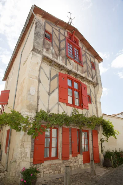 Casa con persiana roja en antiguo pueblo en Francia — Foto de Stock