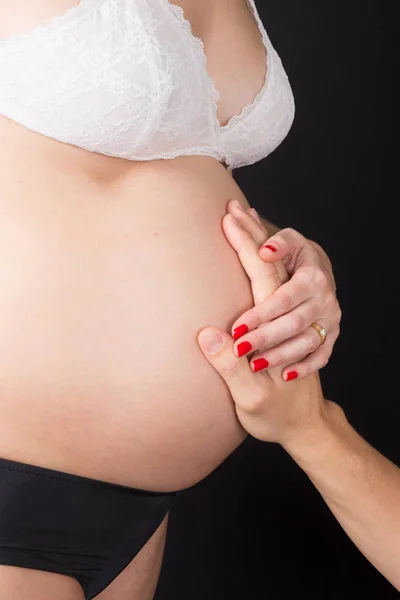 Забавная концепция беременности, когда папа трогает живот — стоковое фото
