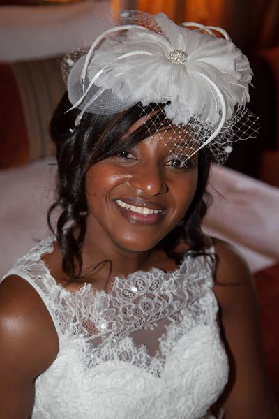 美丽的非洲裔美国人新娘微笑在相机 — 图库照片