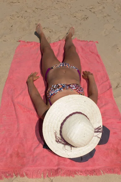 Vista desde la parte superior de la hermosa mujer en bikini con sombrero — Foto de Stock