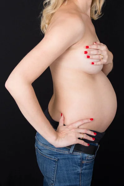 Όμορφη ξανθιά και έγκυος γυναίκα αγγίζει μαστού — Φωτογραφία Αρχείου