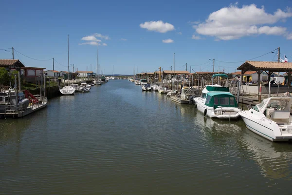 Haven van kleine kustplaatsje in Frankrijk — Stockfoto