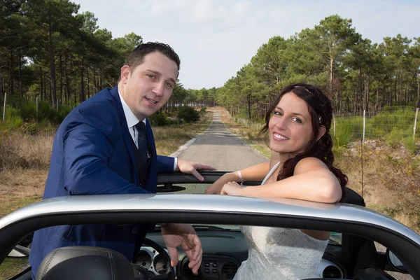 Жених и невеста в кабриолете — стоковое фото