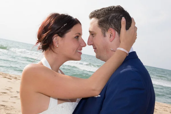 Braut und Bräutigam küssen sich an einem wunderschönen tropischen Strand — Stockfoto