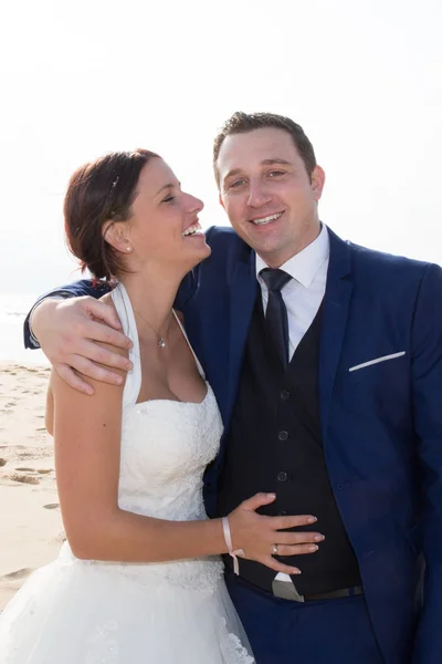 可爱的已婚的夫妇微笑和拥抱在沙滩上 — 图库照片