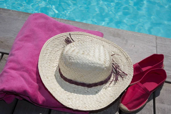 Férias na piscina chapéu cênico, toalha de piscina chinelos sapatilhas — Fotografia de Stock