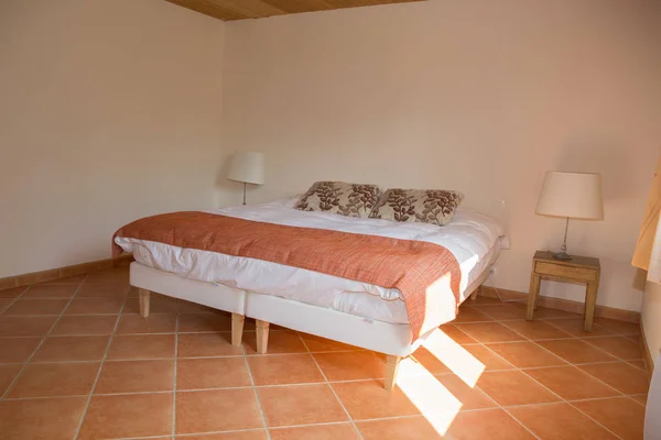 Dormitorio interior con azulejos de color naranja en el suelo —  Fotos de Stock