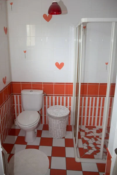 Röd inredning, vacker lägenhet, ett modernt badrum — Stockfoto