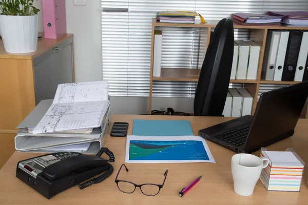 Komfortowe miejsce pracy. w biurze z drewnianym stołem i laptopa — Zdjęcie stockowe