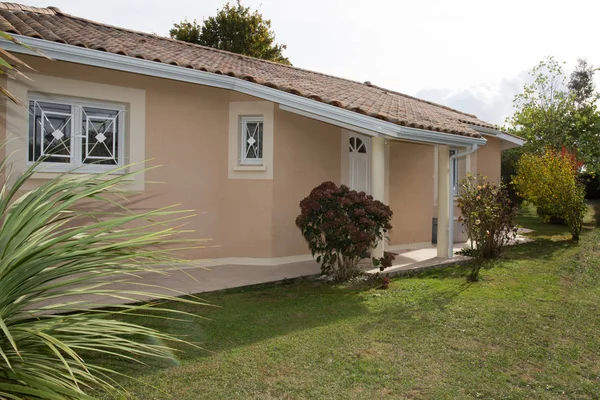 Maison moderne en ciment, vue depuis le jardin — Photo