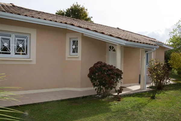 Maison moderne en ciment, vue depuis le jardin — Photo