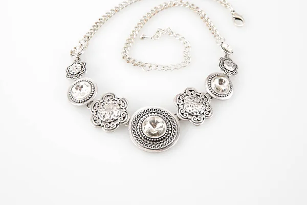Silberne Halskette mit Herz isoliert auf weiß — Stockfoto