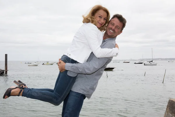 Paar mittleren Alters genießt romantischen Strandurlaub — Stockfoto