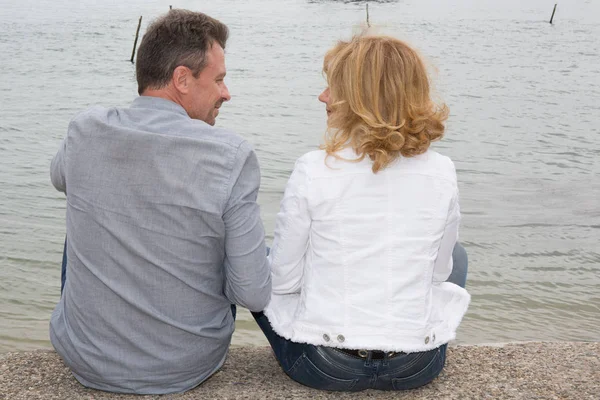 Pareja enamorada relajándose en vacaciones de playa disfrutando de la vista al mar — Foto de Stock