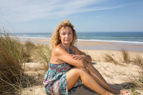 Reife Frau im Urlaub am Meer — Stockfoto