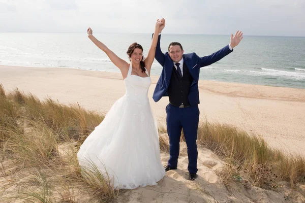 Krásný pár po svatbě na písku bach — Stock fotografie