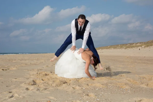 Couple wedding playing in beach after the marriage day — Stock Photo, Image