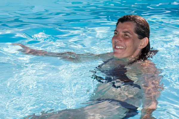 Bella donna in una piscina privata — Foto Stock