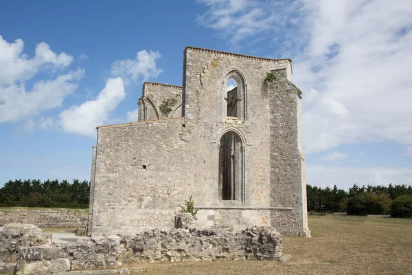 Oude ruines kerk in het land van Europa — Stockfoto