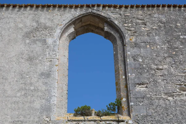 Himlen i de gamla Fönstren ruiner kyrka — Stockfoto