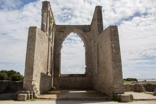Solsken i en gamla ruiner av kyrkan — Stockfoto