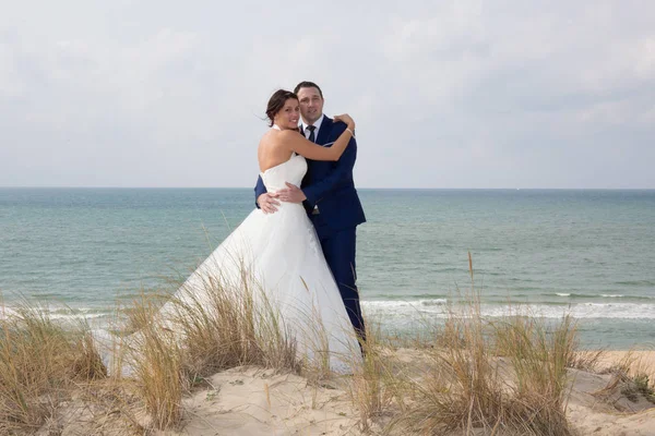婚礼那天在海滩海滩结婚 — 图库照片