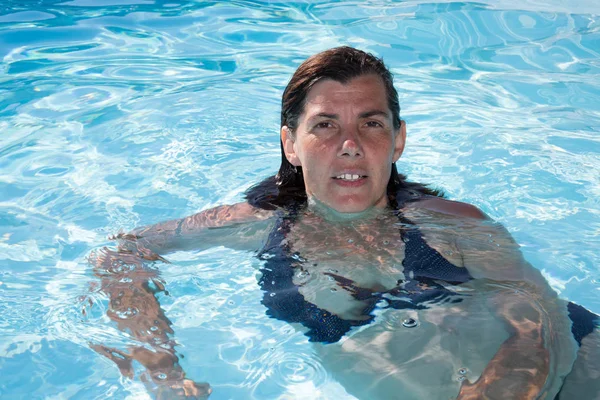 Affascinante donna in piscina swing in estate — Foto Stock