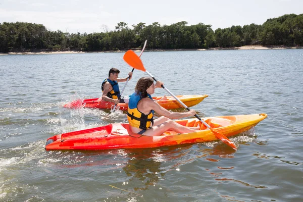 Due kayak in un lago, madre e figlio in vacanza — Foto Stock