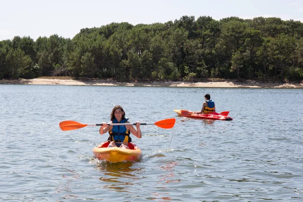 Vakantie sport, familie rijden op de rivier met kajak boot — Stockfoto