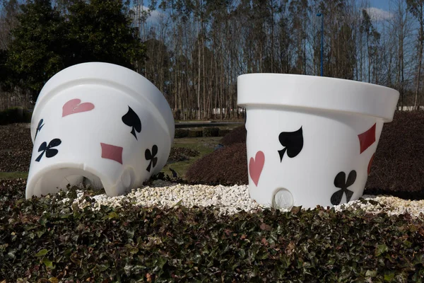 Vaso gigante para dados en el parque de un casino — Foto de Stock