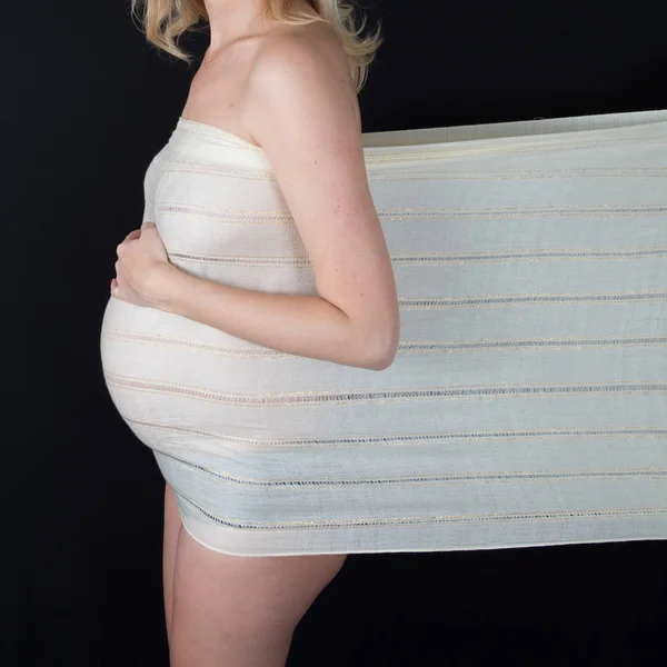 Perfil de mujer embarazada en fondo negro — Foto de Stock