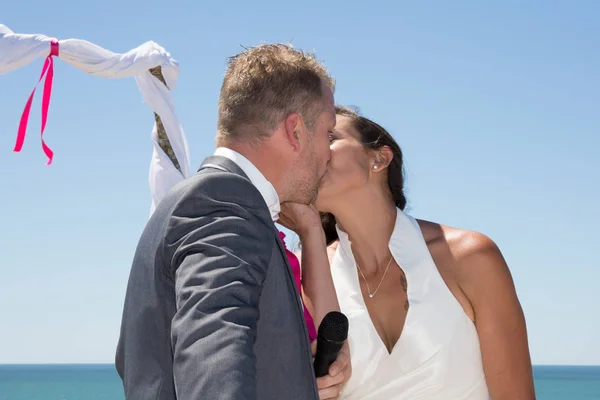 Yeni düğün çift kum plajı üzerinde evlendikten sonra ilk öpücük — Stok fotoğraf